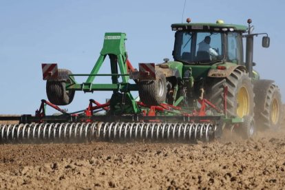 Un tractor prepara el campo en una finca de León. JESÚS F. SALVADORES