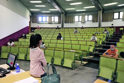 Alumnos de la selectividad en la Facultad de Derecho de León. FERNANDO OTERO