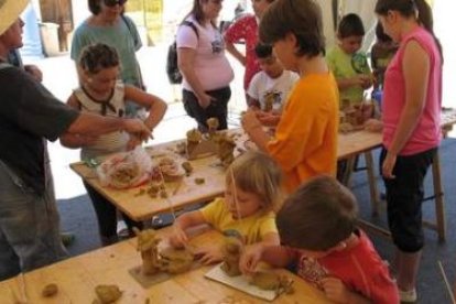 Las autoridades locales visitan el stand de «Tándem Ceramistas», tras inaugurar la feria