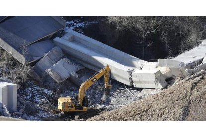 Imagen de las obras de desescombro en el viaducto. L. DE LA MATA