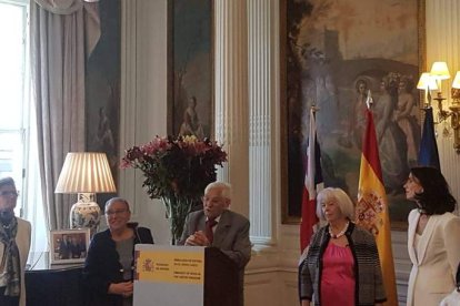 Paco Robles con representantes de la emigración española y el embajador de España en Londres. DL