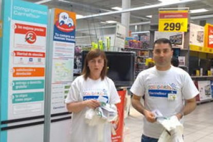 Dos voluntarios del Banco de Alimentos en Carrefour de Ponferrada.