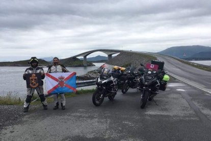 Carlos Gago con la bandera berciana  y en la Carretera del Atlántico en Noruega. DL