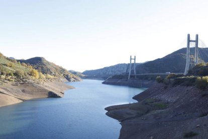 Imagen del pantano de Los Barrios de Luna, que se encuentra al 67,4% de su capacidad. MARCIANO PÉREZ