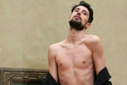 El artista catalán Adrián Pino se desnuda en el Louvre El artista catalán Adrián Pino se desnuda en el Louvre.