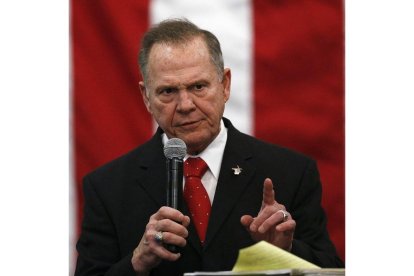 El candidato republicano para las elecciones legislativas de Alabama, Roy Moore, durante el mitin de este lunes.