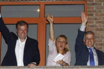 Antonio SilVán, Isabel Carrasco y Emilio Gutiérrez celebran el triunfo electoral.