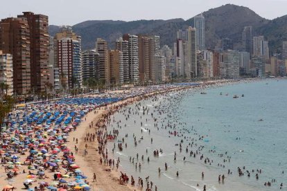 Benidorm es uno de los destinos favoritos de los jubilados leoneses en los viajes del Imserso de cada año. MANUEL LORENZO / EFE