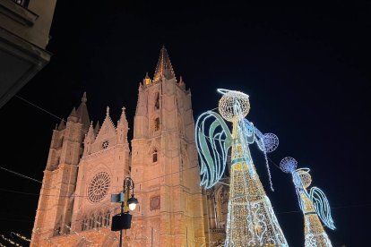 Iluminación navideña en la Catedral. DL