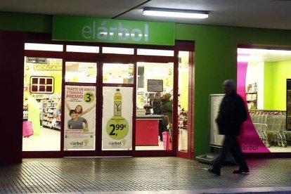 Aspecto que presentaba en la tarde de ayer la fachada del supermercado atracado.