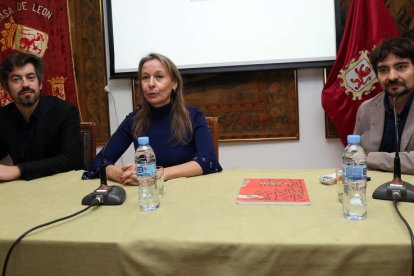 Pablo López, Belén Molleda y Emilio Gancedo, ayer en Madrid en la Casa de León. BENITO ORDÓÑEZ