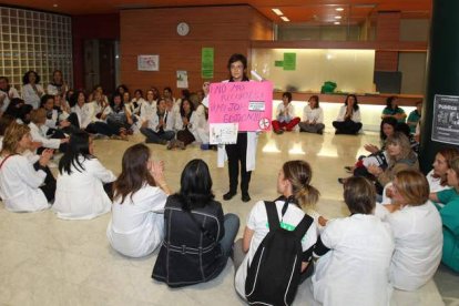 Las enfermeras en el vestíbulo del Hospital; la huelga paralizó el hospital leonés.