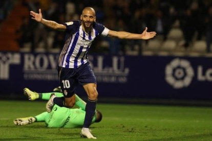 Yuri celebra el gol del triunfo blanquiazul. L. DE LA MATA