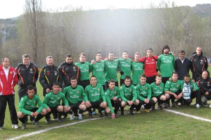 Formación del equipo de La Robla, brillante campeón de la 2.ª División Provincial de Aficionados.