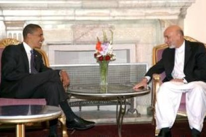 El candidato demócrata Obama y presidente afgano Hamid Karzai