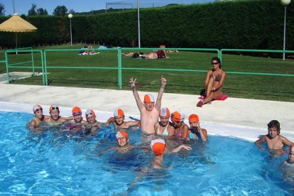 Varios jóvenes disfrutando de un momento de ocio en la piscina del municipio.