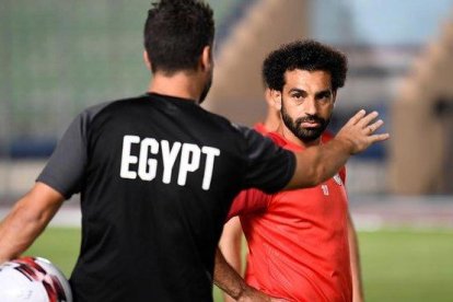 Mohamed Salah atiende a las instrucciones de un técnico de Egipto en el último entrenamiento.