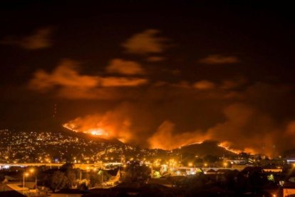 Los incendios en Nueva Zelanda ciguen creciendo y se acercan a zonas urbanas.