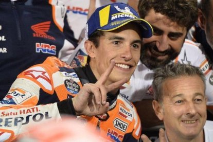 Marc Márquez celebra con su ingeniero Santi Hernández, con barba, y Roberto Cierici Ginetto, tras lograr el segundo puesto en Catar.