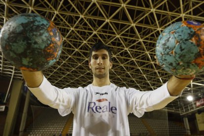 El lateral serbio del Ademar, Predrag Dacevic, en el Palacio de los Deportes.