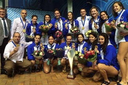 La plantilla del CN Sabadell posa en Moscú con el trofeo de la Supercopa de Europa.