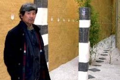 El artista japonés Kiyoshi Yamaoka, junto a su instalación artística