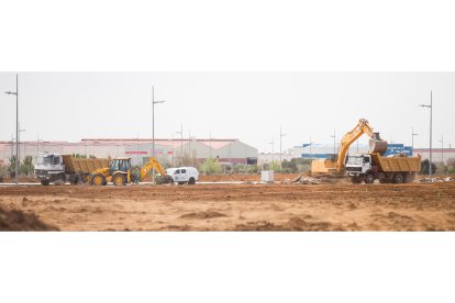 Obras de acondicionamiento de una parcela en el polígono industrial de Villadangos del Páramo. F. Otero Perandones.