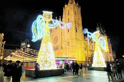 El mercadillo de Navidad de León se volverá a instalar por segundo año junto a la Catedral. RAMIRO