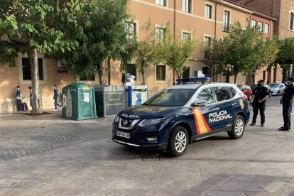 Agentes de Policía, a la puerta del instituto Legio. DL