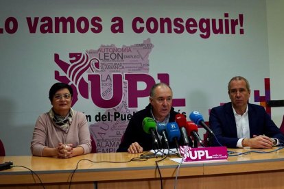 Un momento de la rueda de prensa de UPL. MIGUEL F. B.