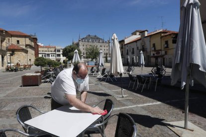 La reactivación de la hostelería redujo el impacto de los Erte en la provincia, aunque todavía hay bares que continúan cerrados. JESÚS F. SALVADORES