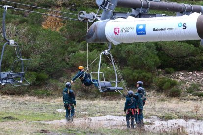 Especialistas del Greim, en un reciente ejercicio de rescate en telesillas en San Isidro