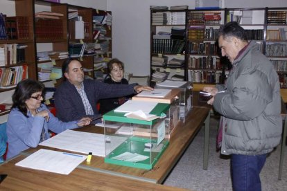 Un elector se acerca a la urna verde para elegir al pedáneo de Villayandre (Crémenes).