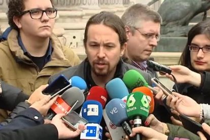 El líder de Podemos, Pablo Iglesias, hace declaraciones a los medios de comunicación, tras presentar una proposición no de ley para garantizar la libertad de expresión.