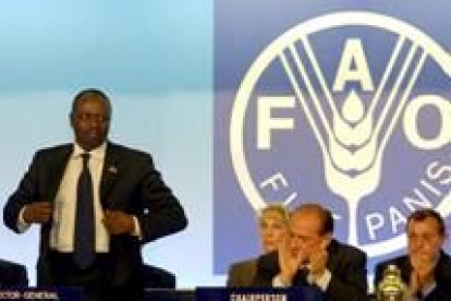 Berlusconi (sentado) aplaude la intervención del director general de la FAO, Jaques Diouf