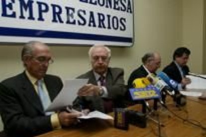 Representantes de las organizaciones empresariales que suscribieron el pacto por el Bierzo