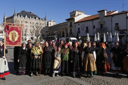 Foto de familia de las Águedas en la plaza de San Marcelo con su insignia. FERNANDO OTERO