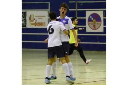 Javi celebra uno de sus tres goles ante los segovianos. FERNANDO OTERO