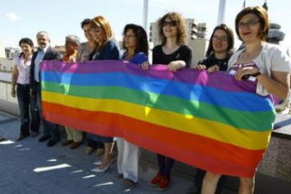 La bandera del orgullo gay fue izada ayer en el Ayuntamiento de León.