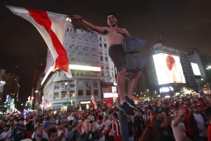 Aficionados de River Plate celebran el título de su equipo en la Copa Libertadores. RONCORONI