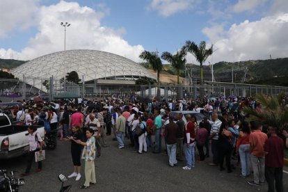 Ciudadanos hacen fila para ingresar al centro de votación de contingencia "El Poliedro" hoy, domingo 30 de julio de 2017, en Caracas (Venezuela)