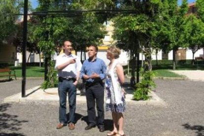 Concejales y alcalde posan en el parque de La Cepeda.