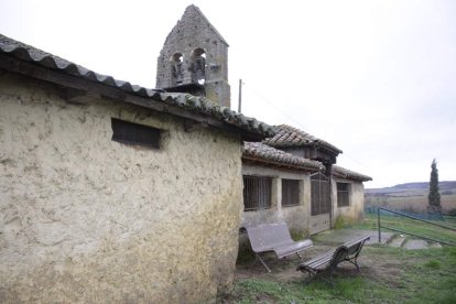 Imagen de los bancos de la iglesia de Santa Olaja de Eslonza donde hay un poco de cobertura. CAMPOS