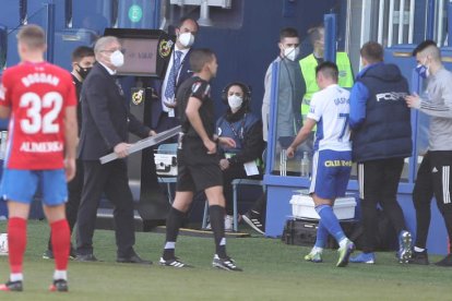 Gaspar Panadero tuvo que retirarse lesionado del terreno de juego ante el Real Sporting. L. DE LA MATA