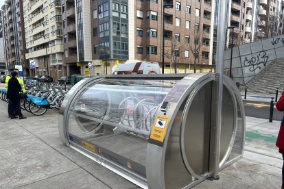 Imagen del aparcamiento seguros para bicicletas de la calle Santos Olivera, junto a la Escuela de Idioma. DL