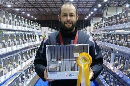 Óscar Vega posando con uno de los campeones en el certamen mundial celebrado en Almería. DL