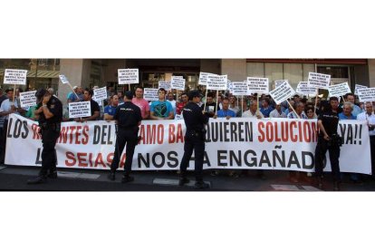 La Policía vigila la protesta de los agricultores del Páramo bajo ante Seiasa.