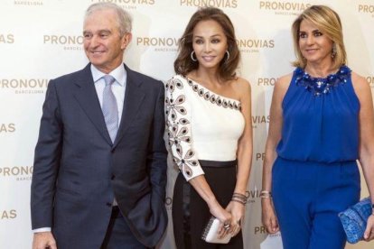 Alberto Palatchi y Susana Gallardo, con Isabel Preysler, en la inauguración de una tienda madrileña, en una imagen de archivo.