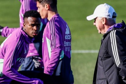 Vinicius y Ancelotti en un entrenamiento del Real Madrid. JIMÉNEZ