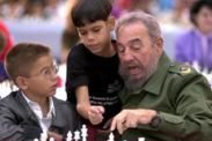 El presidente cubano, Fidel Castro, en compañía de unos niños